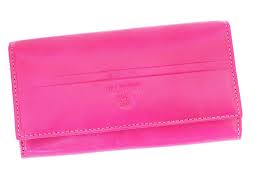 In feng shui, it is generally known that the color symbolizing money and wealth is red or ruby red, however, do not be afraid to use other colours. How To Be Lucky By Feng Shui Wallet Colour Wallets Ie