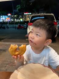 Aaron the mischievous lil pianist 😅🤣