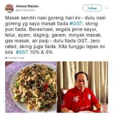 Nampaknya, kali ini ahmad maslan kembali dengan buah tangan baru iaitu nasi goreng strawberi. Ahmad Maslan Masak Sendiri Nasi Goreng Hari Ini