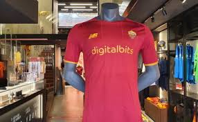 New balance to take over from nike with the much anticipated news that italian capital club as roma are to sign a new deal with kit manufacturer new balance, we had a look at some new kit concepts. Debutta La Nuova Maglia Della Roma Targata New Balance Digitalbits Main Sponsor Le Cifre Il Tempo