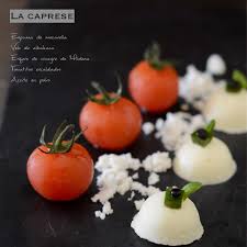 Diferentes Texturas Para Elaborar Una Version De La Caprese La Ensalada Italiana Por Excelencia Sencilla Pero Fan Caprese Comida Molecular Aperitivos Gourmet