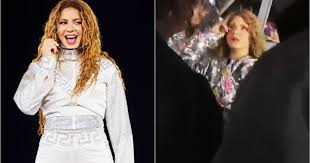 Doble de Shakira llora porque no le permitieron imitarla, mientras caminaba  en la entrada de su show - La Prensa Gráfica