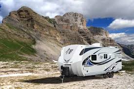 Built on aluminum superstructures, the hitch and fifth wheel travel trailers for arctic fox range from 21 to 38 feet in length. What Is The Best Cold Weather Travel Trailer For Winter Camping