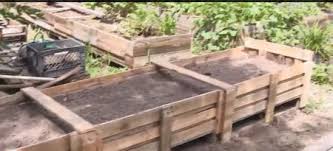 Bale of wheat or alfalfa straws are used to create walls of raised beds. How To Build A Raised Bed Garden Using Pallets Organic Goodness