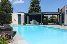 Extension Et Construction D Un Pool House Lie A La Maison Par Une Pergola Bioclimatique Pergola Pergola Bioclimatique Maison
