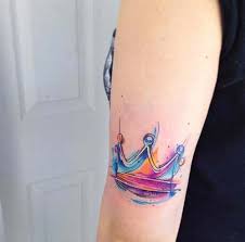 Upper Arm Watercolor Crown Tattoo Ust Kol Renkli Tac Dovmesi Dovme Dovme Fikirleri Dovme Modelleri
