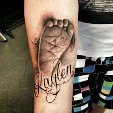 Tattooed Hotties Panosundaki Pin