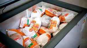 Actualité Société Coup de filet des Douanes maritimes : 28 tonnes de  cuisses de poulet saisies dans des pirogues artisanales et 19  interpellations. La Brigade des Douanes de la Haute-mer, relevant de