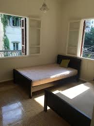 One Bedroom ideally located in Down Town Dover close to shopping and other  amenties. This apartment has hardwood floors. Two entry doors in the front  and private entrance in the rear. For