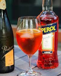 Positano Cucina Bar O Aperol E Uma Bebida Alcoolica Leve 11 De Origem Italiana Feita A Base De Diferentes Laranjas E Uma Combinacao De Ervas E Raizes Os Coqueteis Do