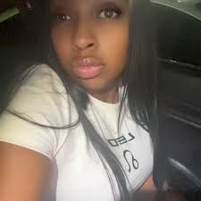 Who does acrylic nails