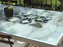 Table a manger en verre avec pietement bois longueur 180cm amazone port offert vente privee salle a manger moderne table salle a les tendances table a manger design verre trempe noir effet marbre et acier chrome kazy lestendances fr table a manger design table a manger table. Table Verre Exceptionnelle Avec Plateau En Verre Trempe Et Sable De Motifs