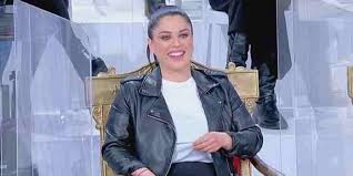 E' entrata subito nel cuore degli italiani per la sua spontaneità e bellezza mediterranea. Uomini E Donne Entra La Nuova Tronista E Samantha Di Sapri Giornale Del Cilento