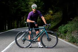 Non ci bastava cambiare l'esperienza di guida di specialissima, abbiamo voluto cambiarne anche l'estetica, con linee aerodinamiche più pulite e colorazioni innovative. Bianchi Specialissima Epic Cycles