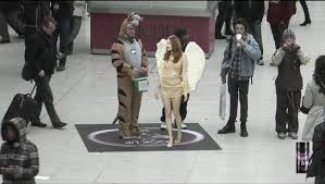 Campagne de publicité lynx excite, avec kelly brook. Urban Media Unilever Even Angels Will Fall Ambush Campaign 2011