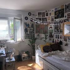 Partlyplant Sur Instagram Im Sick But What S New Aesthetic Aesthetictumblr Tumblr Tumblrgirl 2019 Shoes S In 2020 Aesthetic Bedroom Room Inspo Retro Bedrooms