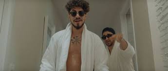 But on a sunday in march, they meet in a manhattan recording studio to create. Enemy Es Ist E Outfit Jacke Ray Ban Brille Versace Gurtel Bademantel