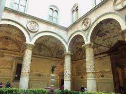 Si estende su una superficie di più di 135 000 m² ed è il secondo più grande palazzo d'europa dopo il palazzo del parlamento rumeno senza fonte. Cortile Interno Izobrazhenie Palazzo Vecchio Florenciya Tripadvisor