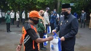 Kepala kantor inspektorat kabupaten klungkung di semarapura. 206 Petugas Kebersihan Terima Paket Sembako Ini Harapan Pemkab Hss Banjarmasin Post