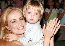 Angélica leva Joaquim ao show Xuxa Festa, no Rio