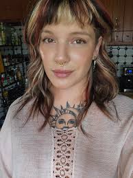 Who does she remind you of with her hair like this💕