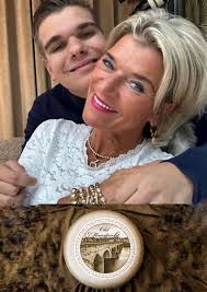 ambachtelijkekaashandelsauer , bekend op de markt in Maastricht heeft me  uitgenodigd een nieuwe kaas te promoten . Vrijdag ben ik aanwezig in  Maastricht op de markt van 12 tot 14 uur .