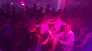 Le 24, les français se réunissent en famille et font la fête. Dxs18 Et Dbr15 Yamaha En Soiree 100 Personnes Qui Font La Fete Youtube