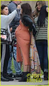 Sarah Hyland Is Very Pregnant While Filming Modern Family Photo 1220897 Ariel Winter Modern Family Sarah Hyland Pictures Just Jared Jr