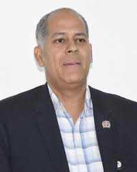 Nombran tres nuevos directores de distritos educativos en Santiago  Santiago.- Mediante la orden departamental número 43/2024, el ministro de  Educación Ángel Hernández, nombró a la maestra Rosa D'Aza al frente del  Distrito