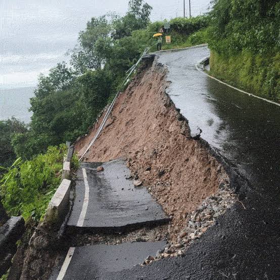 Darjeeling Disaster | Darjeeling, Mirik in North Bengal devastated by continuous rains, at least 20 dead, many tourists stranded dgtld - Anandabazar