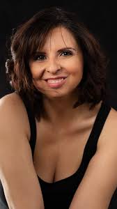 Meet the amazingly talented Ellen Sears. She is an oil painter who spends  her time painting the passage of time. With her brush and palette knife she  creates a balance between abstraction