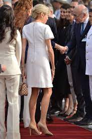 Durante el encuentro, las primeras damas se comprometieron a llevar estas inquietudes a sus colegas: Gros Plan Sur Les Jambes De Brigitte Macron Brigitte Macron Louis Vuitton Macron