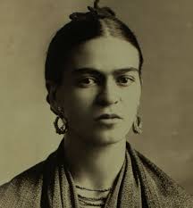 She is celebrated in mexico for her attention to mexican and indigenous culture and by feminists for her depiction of the female experience and form. Frida Kahlo Geschichte Und Kunst Hinter Den Schlagzeilen