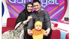 Umur 32 tahun) adalah seorang aktris, penulis dan dai'ah berkebangsaan indonesia. Oki Setiana Dewi Ingin Kedua Anaknya Kenakan Hijab Sejak Dini Showbiz Liputan6 Com Arty Muslimah Air