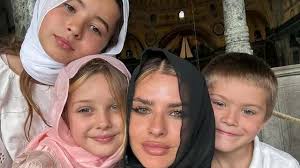 China Suarez'den dikkat çeken başörtü açıklaması: Moda değil