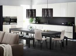Une cuisine noire brille d'élégance et émet un charme inégalé. Noir Et Blanc Habillent La Cuisine Deco Salle A Manger Petite Salle A Manger Cuisine Ikea