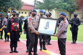 Untuk pengetahuan anda, tanda putera mengisahkan tentang perjalanan dua tokoh pemimpin negara, perdana menteri kedua, tun abdul razak hussain dan timbalannya, tun dr ismail abdul rahman dalam mengharungi cabaran getir semasa pergolakan 13 mei. Kapolri Apresiasi Dedikasi Dan Loyalitas Brimob Dalam Tugas Kemanusiaan Target Kasus News