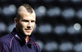 David beckham hält sich an die regeln und beweist mit seinem neuen selbst kreierten buzz cut dass man seine frisur auch ohne großen aufwand selbst in den griff bekommen kann. So Sieht Die David Beckham Frisur Im Laufe Der Jahre Aus