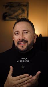 Los tropiezos no son fracasos, son escalones. Cada caída te enseña algo,  cada mal rato te fortalece. El éxito no se mide por los golpes que recibes,  sino por cómo te levantas y sigues avanzando. 💪, ...