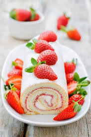 Roules Aux Fraises Un Peu Difficile Mais Il En Vaut La Peine Vous Ne Le Regretterez Pas Gateau Roule Gateau A La Fraise Gateaux Et Desserts