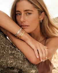 Inspired by the waves and sculpted by the sea, the Sea Necklace by Luísa  Rosas is a masterpiece of shimmering gold and sparkling diamonds. Capturing  the serene yet powerful spirit of the