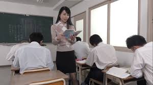 鶴川牧子】授業中に男子生徒に指マンされて感じてしまう完熟女教師！声を出せないシチュエーションに興奮して濃厚マン汁が溢れ出す | エッチな写真