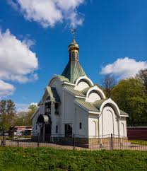 В отдельном киоте слева находилась главная святыня собора — икона казанской божьей матери в окладе из чистого золота с драгоценными камнями и жемчугом. Kazanskaya Cerkov Sankt Peterburg Krasnenkoe Kladbishe Vikipediya