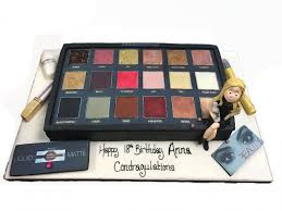 The long lasting cake is perfect for the makeup artist or anyone that uses eyeliner frequently. Huda Makeup Kit Cake