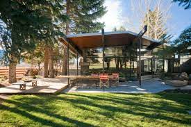 Of course, you'll have to take the amount of outdoor space available into account but in general, you can extract quite a few ideas from these designs. 15 Enchanting Mid Century Modern Deck Designs Your Outdoor Areas Long For