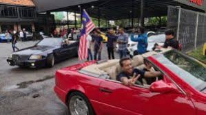 Terdapat rumah lelongan memberi kebenaran menggunakan tunai dan credit card untuk tujuan deposit untuk membida. Wak Doyok Flag Off Lebih 20 Mercedes Benz Dari Dtc Motors Pengedar Kenderaan Import Mewah Baharu Terpakai Bacalahmalaysia