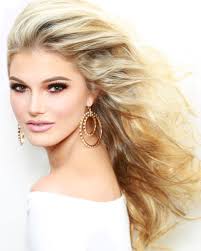 Amanda Vollrath's Instagram, Twitter & Facebook