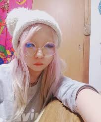 南 みっちゃん りおちん 新 ちょい服屋はinstagramを利用しています なんで金に戻るどころかピンクになったんや の顔 青だけ抜けたんか しかも真ん中だけ マニパニ 顔 ピンク スタイリスト