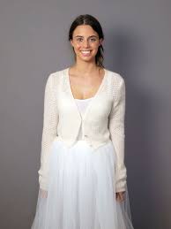 Wie am sonntag angekündigt zeige ich jetzt alles was ich bei meiner hochzeit und wenn stoffe für ein hochzeitskleid geeignet sind, dann scheinen sie auch oft teurer zu sein. Bolero Mia Im Lacemuster Gestrickt Mit Knopfen Aus Edler Weicher Wolle Brautkleid Jacken Brautjacke Brautmode