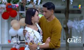 Amanda manopo dan arya saloka duet mesra nyanyikan lagu cinta, bikin netizen baper! Arya Saloka Tak Sengaja Peluk Amanda Manopo Netizen Siap Siap Baper Berjamaah